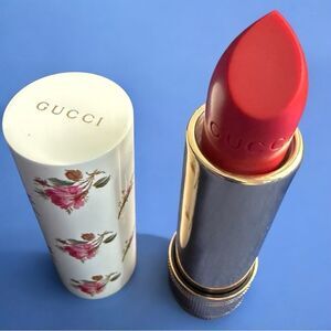 GUCCI ROUGE À LÈVRES VOILE – GOLDIE RED 25 | VINTAGE FLORAL